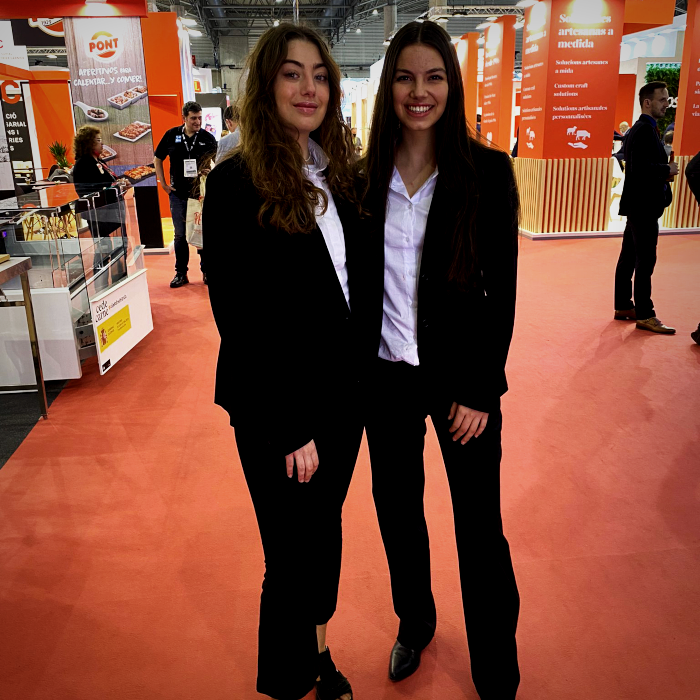 Nuestro equipo de azafatas en el stand de Dat-Shcaub en la Feria Alimentaria de Barcelona 2022