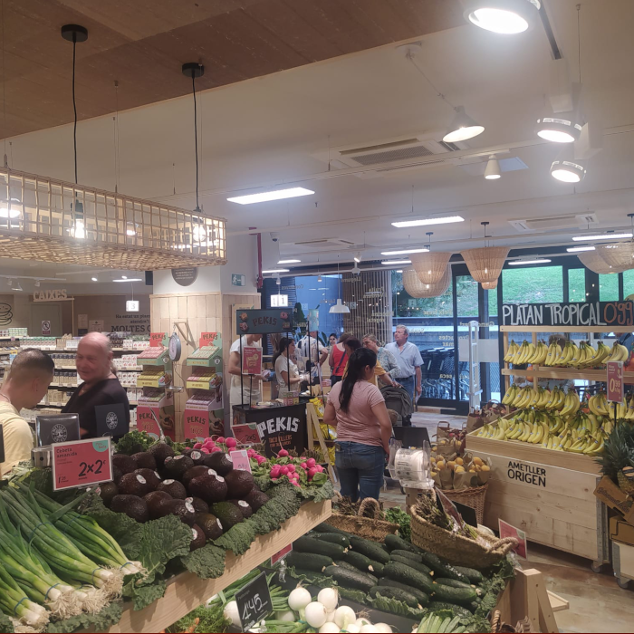 Interior del supermercado Ametller con el stand de Pekis