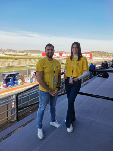 Las azafatas de este gran evento en la tribuna, con vistas al circuito.