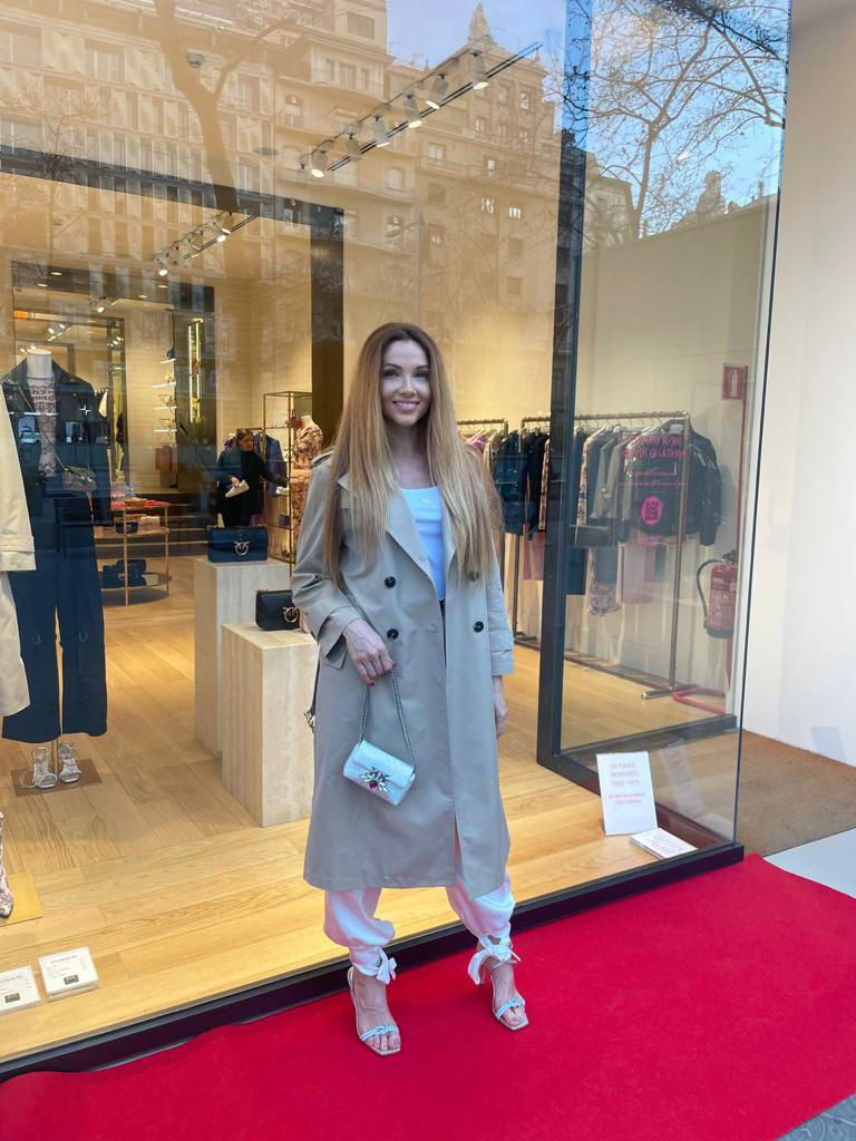 Model forpar Pinko in Barcelona store