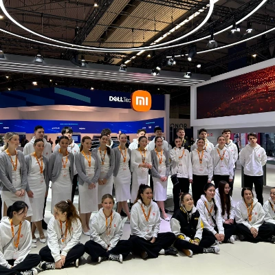 Todo nuestro equipo de azafatas y azafatos en el stand de Xiaomi