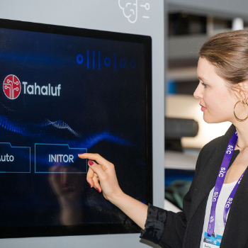 Congress hostess giving a demonstration at the Tahaluf booth.