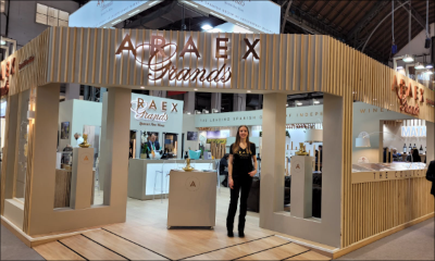 Azafata de evento en el magnifico stand de Araex, en la Barcelona wine week celebrada en la Fira de Barcelona