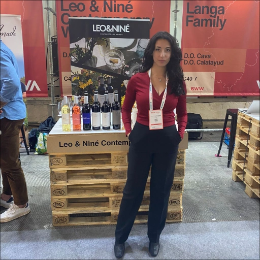 Azafata de evento en el stand de Leo & Niné, en la Barcelona wine week celebrada en la Fira de Barcelona