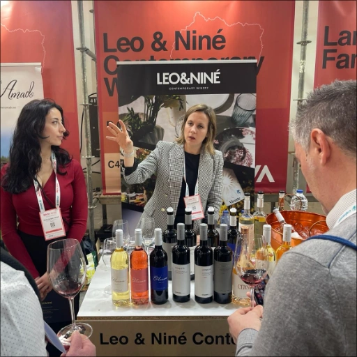 Nuestra azafata en el stand de Leo & Niné mientras dan a conocer sus magníficos vinos